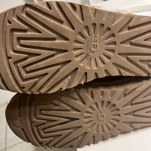 Uggs love these fur details - Picture 3 of 4